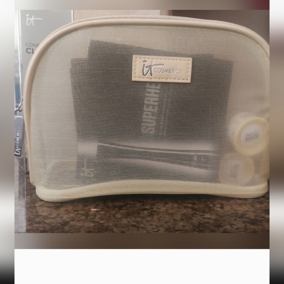 NIB It Cosmetics Confidence + Confidence in a Compact Bundle - Picture 3 of 8